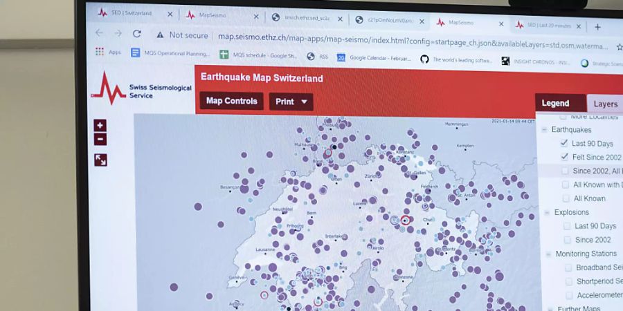 Eine Karte mit Erdbeben auf einem Bildschirm beim Schweizerischen Erdbebendienst der ETH Zürich (SED). (Archivbild)