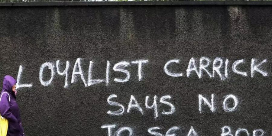 Ein Graffiti in Belfast fordert: «Nein zur Seegrenze». Es geht um die problemlose Reise und Transporte zwischen Nordirland und dem Rest des Vereinigten Königreichs. Foto: Peter Morrison/AP/dpa