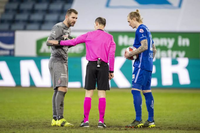 Servette-Goalie Jérémy Frick hadert vor dem Elfmeter noch mit dem Schiri. FC Luzern