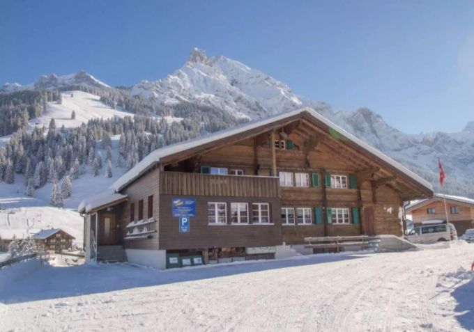 «Haris Chalets» bietet in Adelboden BE etliche Gruppenunterkünfte mit Platz bis zu 67 Personen. Doch Gruppenreisen fallen aufgrund des Coronavirus weiterhin ins Wasser. Coronavirus