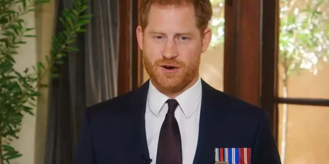Prinz Harry spricht über seine Zeit in der britischen Armee – und kann sich einen Seitenhieb in Richtung Palast nicht verkneifen. prinz harry