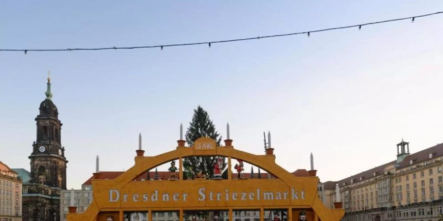Bis zuletzt hatte man gehofft, aber jetzt wurde der Dresdner Striezelmarkt doch abgesagt. Foto: Robert Michael/dpa-Zentralbild/dpa