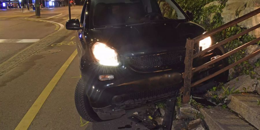 Autofahrer entzieht sich Polizeikontrolle und verursacht Unfall