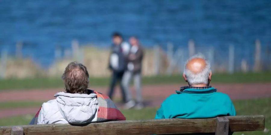 Ein älteres Paar sitzt auf einer Bank am Max-Eyth-See. Nach jahrelangen Rentensteigerungen könnte die übliche Erhöhung der Altersbezüge im kommenden Jahr im Westen Deutschlands ausfallen. Foto: Sebastian Gollnow/dpa