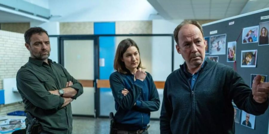 Die Kommissare Vincent Ruiz (Jürgen Maurer, l) und Anna Bartholome (Marie Leuenberger) mit Psychiater Joe Jessen (Ulrich Noethen). Foto: Marion von Der Mehden/ZDF/dpa