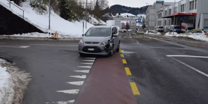 Herisau AR - Kollision zwischen zwei Personenwagen