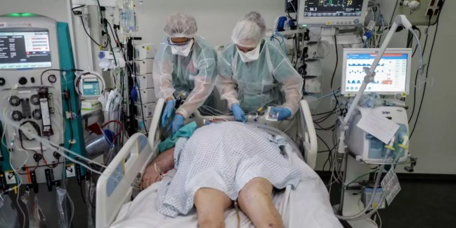 Ein Corona-Patient auf einer Intensivstation in Colmar