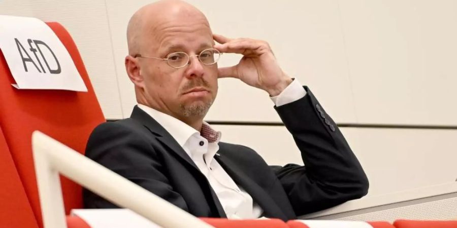 Andreas Kalbitz, Ex-Fraktionsvorsitzender der Brandenburger AfD, verfolgt im September 2020 von der Tribüne eine Sitzung des Landtags in Potsdam. Foto: Britta Pedersen/dpa-Zentralbild/dpa