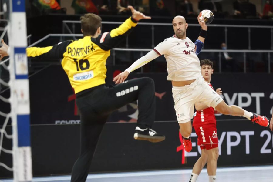 Die Portugiesen, hier Joao Ferraztakes, kommen zu einfach vor das Tor von Goalie Nikola Portner.