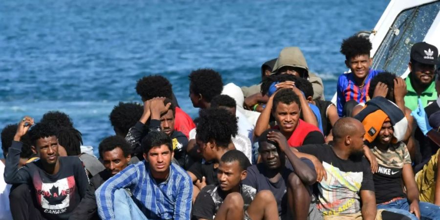 Flüchtlinge aus Tunesien und Libyen vor Lampedusa