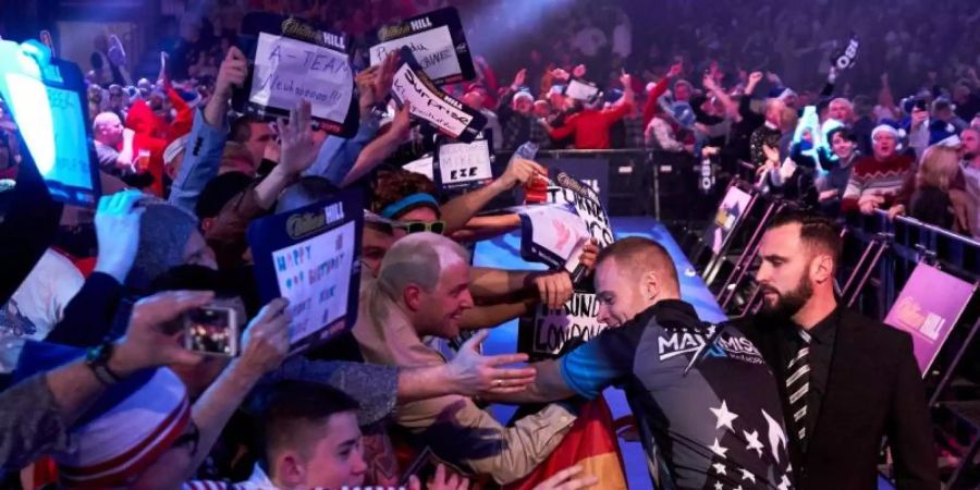 Max Hopp lässt sich 2019 vor einem Spiel von den Fans feiern. Foto: John Walton/PA Wire/dpa