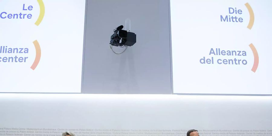 Die CVP soll künftig «Die Mitte» heissen: Fraktionschefin Andrea Gmür (links) und Parteipräsident Gerhard Pfister bei Bekanntgabe des Ergebnisses der Urabstimmung in Bern. (Archivbild)