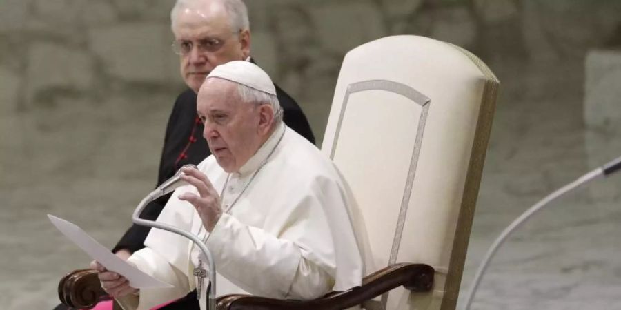 Papst Franziskus hat die französische Theologin Nathalie Becquart in das Amt am Synoden-Sekretariat befördert. Foto: Gregorio Borgia/AP/dpa