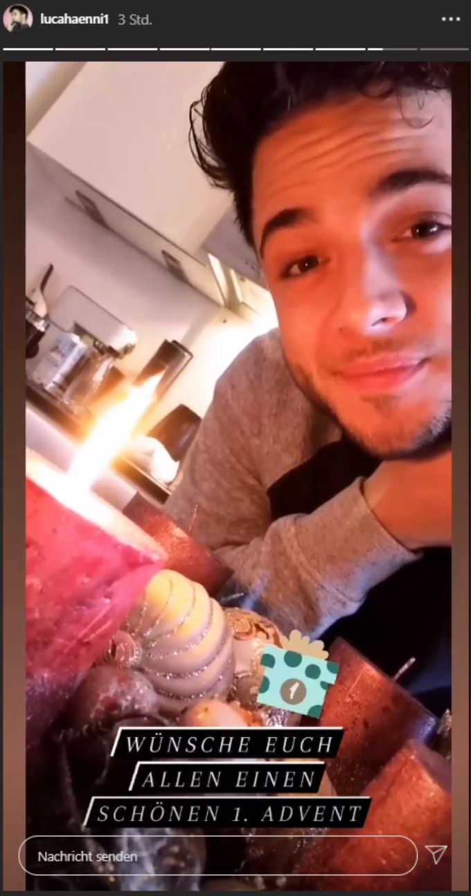 Hier himmelt Luca Hänni seinen Adventskranz an. Luca Hänni