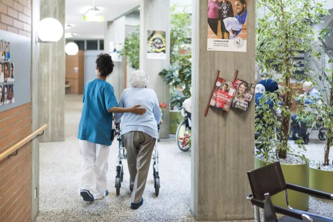In mehreren Fällen mussten Pflegerinnen trotz Corona-Infektion weiterarbeiten. Coronavirus