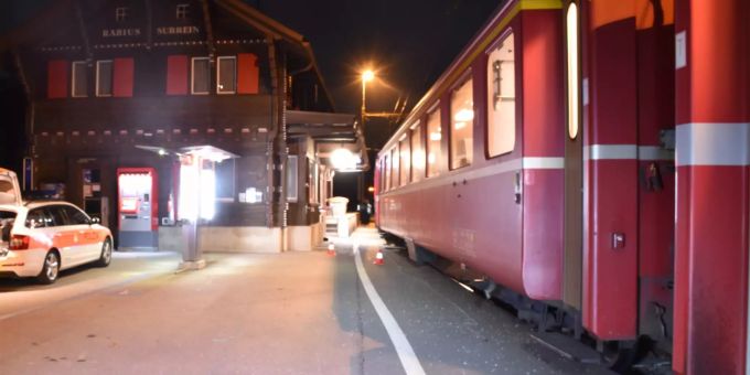 In Rabius wurde am Montagabend ein 44-Jähriger von einem Zug der Rhätischen Bahn gestreift. Rabius