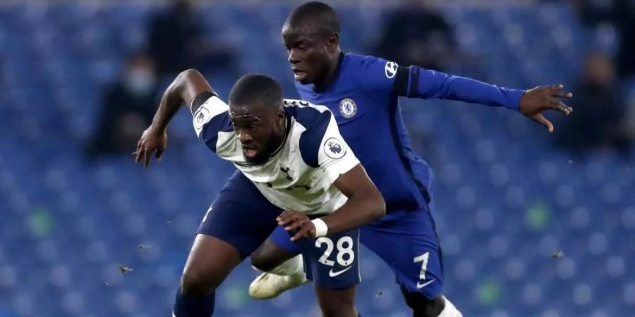 Tottenhams Tanguy Ndombele (l) im Zweikampf mit N'Golo Kante vom FC Chelsea. Foto: Matthew Childs/PA Wire/dpa