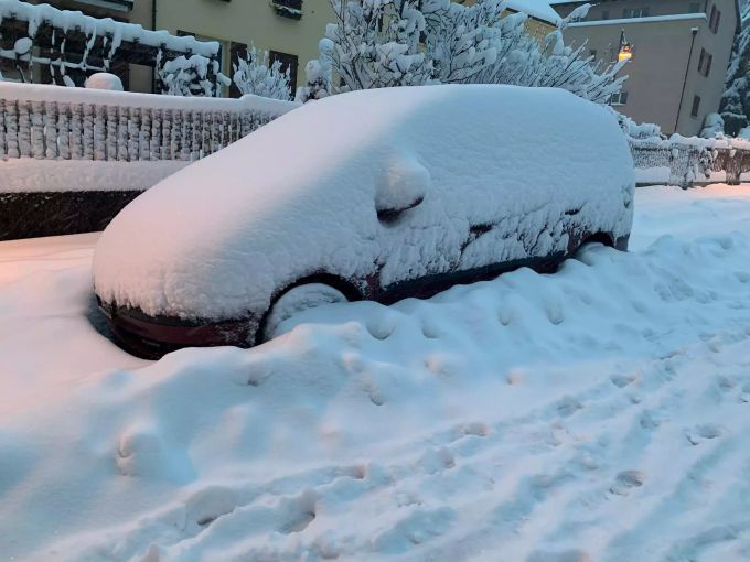 Die Autos im Aargau und in Zürich sind voll geschneit. schnee schweiz
