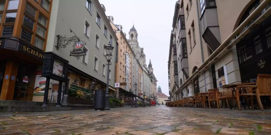 Die leere Münzgasse vor der Frauenkirche in Dresden. Der Lockdown wird bis Ende Januar verlängert. Foto: Sebastian Kahnert/dpa-Zentralbild/dpa