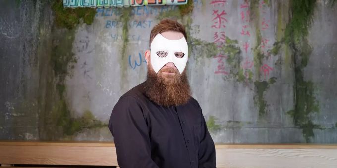 Ausser seinen Bart zeigt DasPhantomCH nichts von seinem Gesicht, was ihn nicht daran hindert, leidenschaftlich gerne VR-Spiele zu streamen. Mann mit weisser Maske