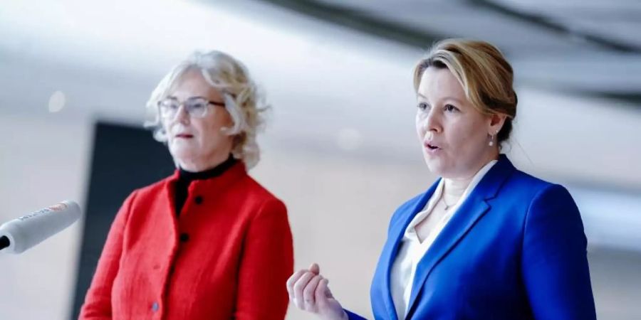 Der Kabinettsbeschluss ist aus Sicht von Franziska Giffey (r) und Christine Lambrecht ein Meilenstein für die Gleichberechtigung. Foto: Kay Nietfeld/dpa