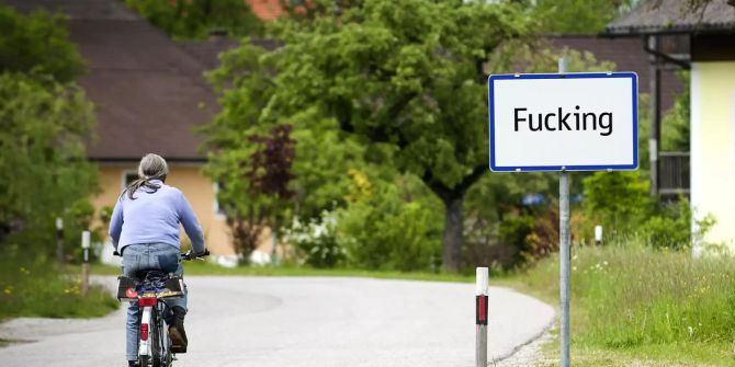 fucking österreich dorf ortsschild