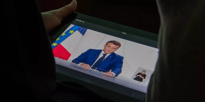 Ein Franzose hört und schaut Emmanuel Macron bei seiner TV-Ansprache zu. Der Präsident verspricht schrittweise Lockerungen in Frankreich. Emmanuel Macron