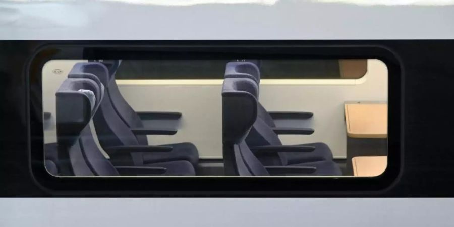 Die Bahn wertet einen Halt als pünktlich, wenn der Zug weniger als sechs Minuten nach Plan eintrifft. Foto: Uwe Zucchi/dpa