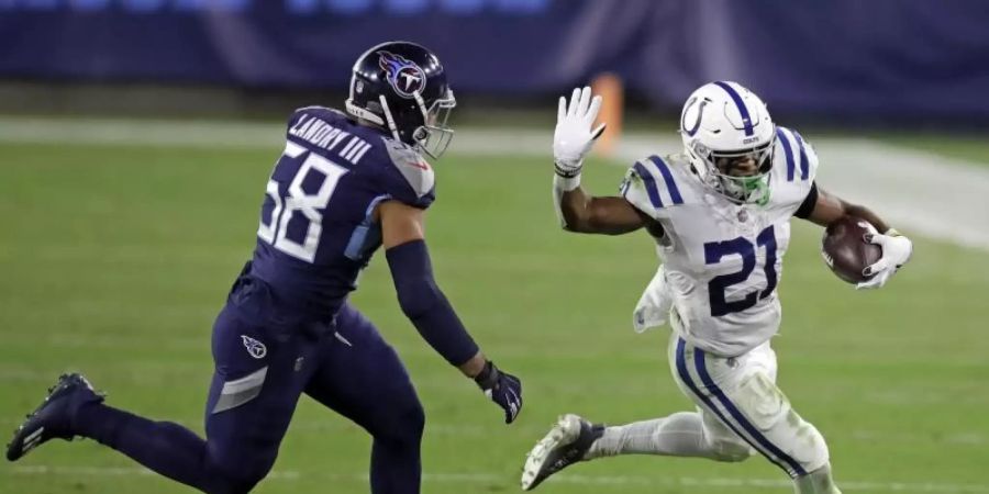 Nyheim Hines (r) von den Indianapolis Colts auf dem Weg zum Touchdown. Foto: Ben Margot/AP/dpa