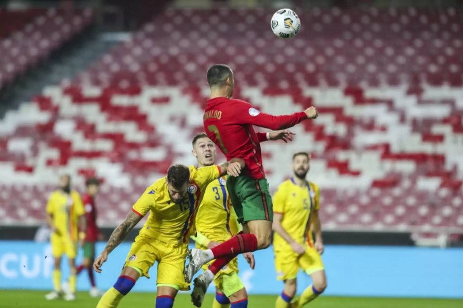 Ronaldo steigt viel höher als seine Gegenspieler.