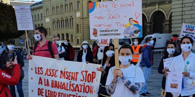 Sieben abgeführt - Corona-Skeptiker & Pflegekräfte auf Bundesplatz