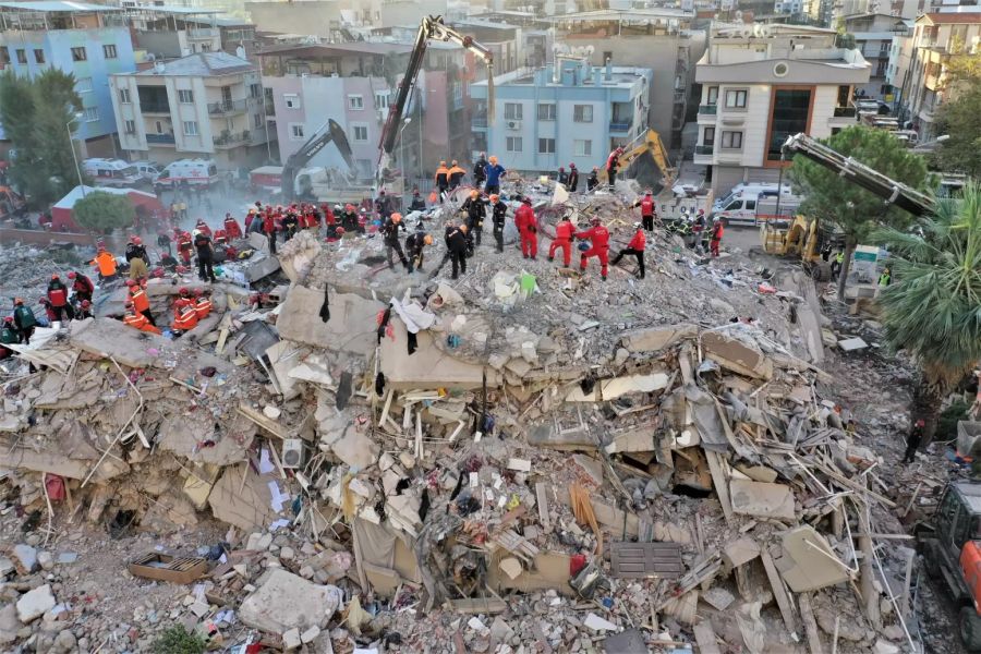 Helfer suchen in den Trümmern nach dem Erdbeben in der Türkei verzweifelt nach Überlebenden.