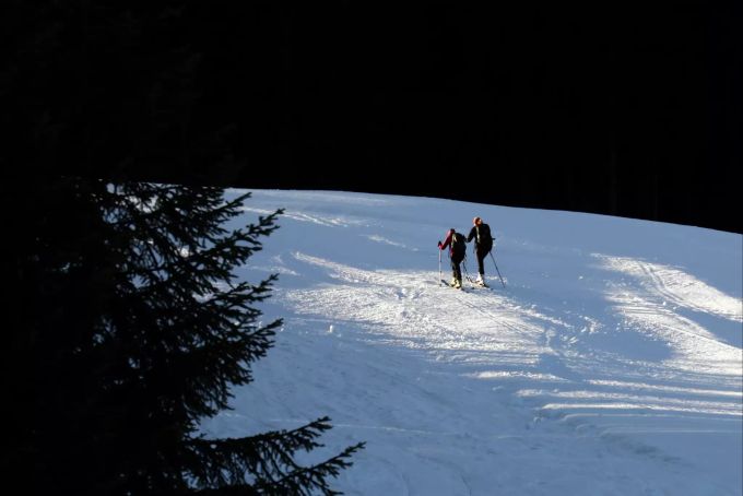 Skifahrer starten ihre Tour auf einer gesperrten Skipiste. Die österreichische Regierung hatte die Schliessung der Skigebiete angeordnet, um die Ausbreitung des Coronavirus zu verlangsamen. Coronavirus - Österreich