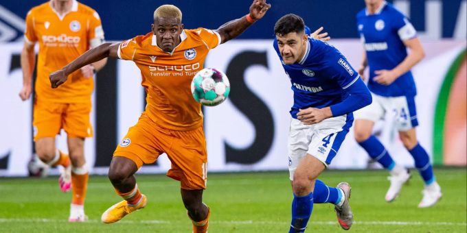 Bielefelds Sergio Cordova entwischt Ozan Kabak von Schalke 04. schalke