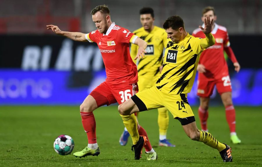Unions Cedric Teuchert (l.) im Duell mit Thomas Meunier (r.) von Borussia Dortmund.