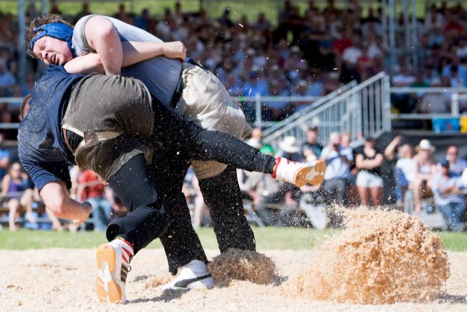 2019 standen sich am Mittelländischen Schwingfest im Schlussgang Michael Wiget (unten) und Bernhard Kämpf gegenüber. Der Oberländer konnte den Kampf für sich entscheiden. schwingen