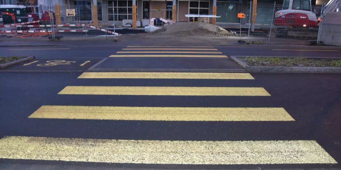 Fussgängerin von Auto angefahren.