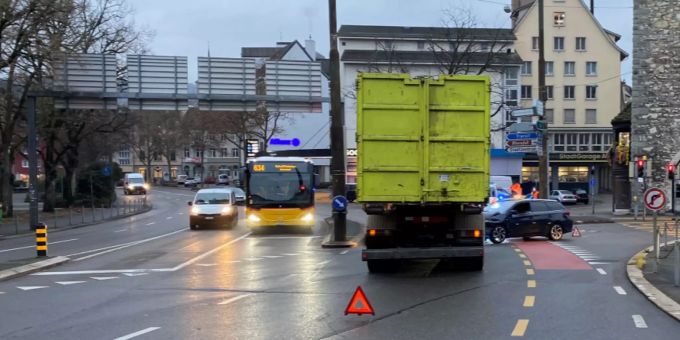 Eine Person wurde beim Verkehrsunfall leicht verletzt. Unfall