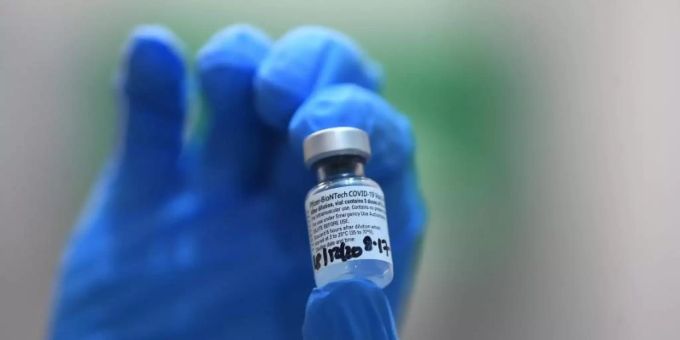 Ampulle mit dem Pfizer/Biontech Corona-Impfstoff. Corona-Impfstoff
