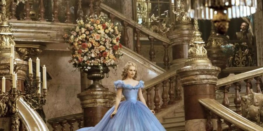 Bei dem grossen Ball des Königs zieht die wunderschöne Ella (Lily James) mit ihrem zauberhaften Ballkleid alle Blicke auf sich. Foto: -/TVNow/Disney Enterprises/dpa