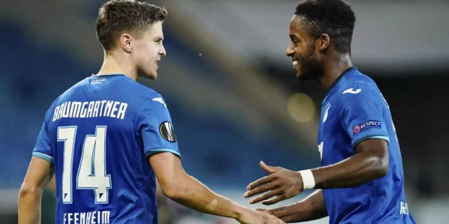 Wurde in sozialen Netzwerken rassistisch beleidigt: Hoffenheims Ryan Sessegnon (r). Foto: Uwe Anspach/dpa