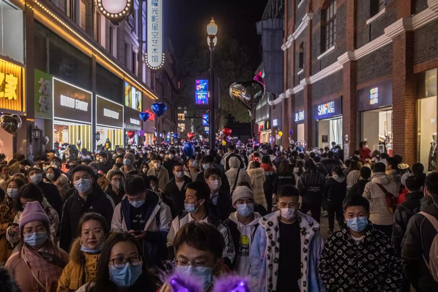 Die Strassen in Wuhan waren zum Jahresbeginn berstend voll. Nicht alle trugen dabei eine Maske.