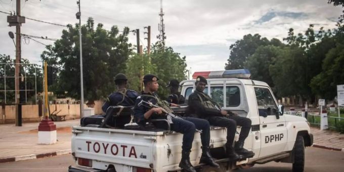 Bewaffnete Polizisten sitzen auf einem Toyota-Pickup in der Hauptstadt der Republik Niger. Foto: Arne Immanuel Bänsch/dpa Bewaffnete Polizisten sitzen auf einem Toyota-Pickup in der Hauptstadt der Republik Niger. Foto: Arne Immanuel Bänsch/dpa