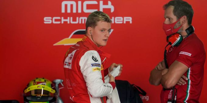 Mick Schumacher (Ferrari Driver Academy) vor dem Formel-2-Rennen in Bahrain. Mick Schumacher Ferrari