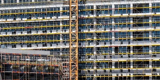 Noch eingerüstete Neubauten sind zu sehen. immobilienmarkt