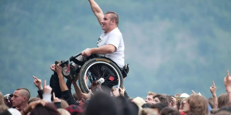 Menschen mit Behinderung sind in der Schweiz gut ins Arbeitsleben integriert, wie die neueste Statistik zeigt. Nicht alle werden freilich von ihren Mitarbeitern so getragen wie dieser Festivalbesucher: Ein Viertel beklagt Diskriminierung oder sogar Gewalt am Arbeitsplatz. (Symbolbild)