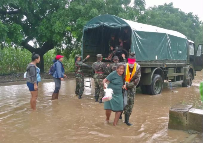 Die Armee in Nicaragua evakuierte ganze Dörfer. Iota leaves destruction