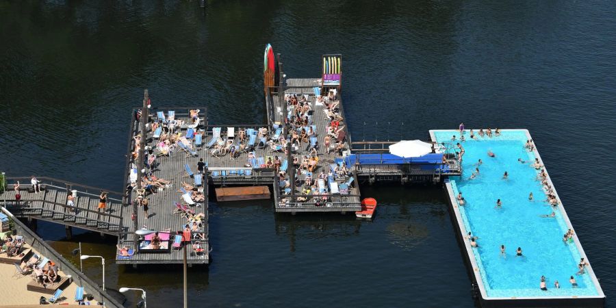 Zahlreiche Besucher geniessen jedes Jahr das sonnige warme Wetter auf dem Badeschiff auf der Spree. Das Baden im Freibad ist für Deutsche so etwas wie ein Kulturgut.
