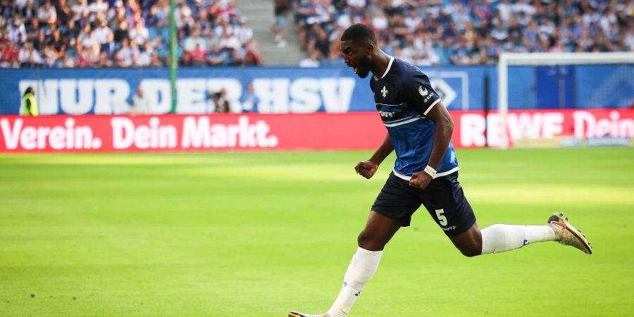 Darmstadts Patric Pfeiffer feiert sein Tor zum 1:0 beim den Hamburger SV.