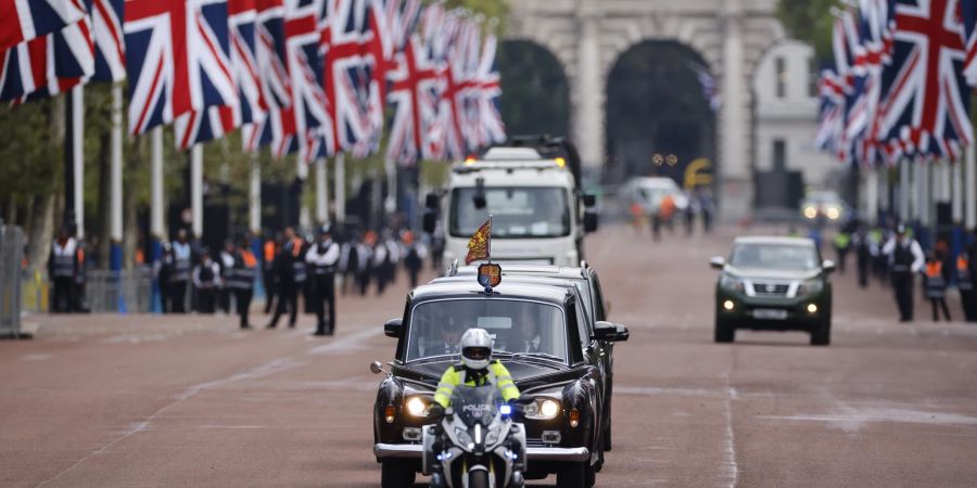 Charles wird zum Buckingham Palast eskortiert.